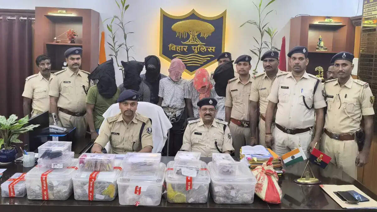 बिहार समाचार : जवना दोकान में चोरी के सामान बेचत रहले, उहां से चोरी करे लगले; लगभग 1 किलो सोना के साथ 7 लोग के गिरफ्तार