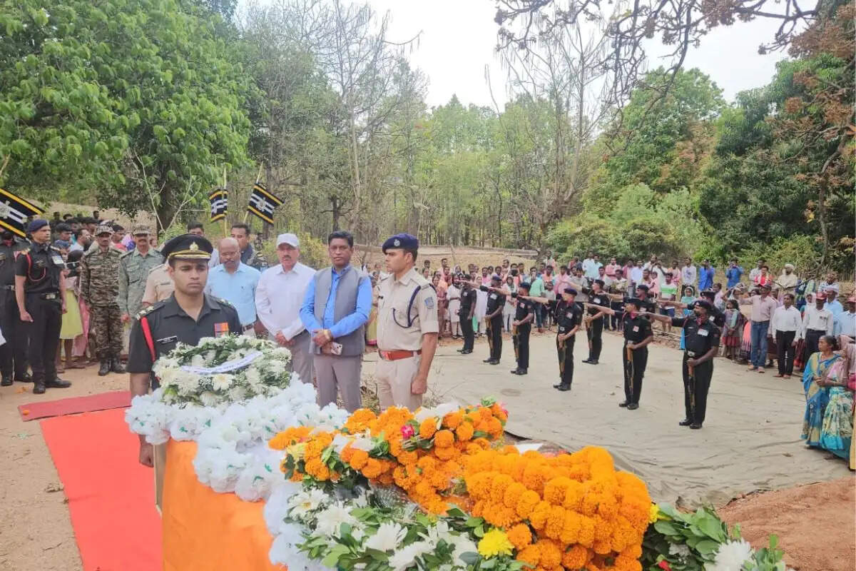 लद्दाख में शहीद झारखंड के बेटा के तिरंगा में लपेटल लाश देख के पूरा गाँव रोवल, अईसने उ आपन आखिरी विदाई देले